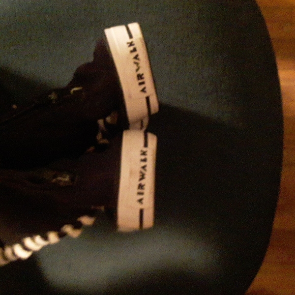 Airwalk zip-up shies - Picture 3 of 3